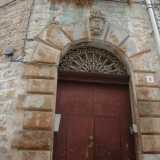 Sulla mezzaluna del portone di ingresso notiamo incise le iniziali di Giovanni Scippa, sormontate dallo stemma di famiglia: un leone rampante su una quercia, racchiusi in uno scudo militare. Un segno distintivo di quella piccola Grumo che voleva scrivere la grande storia italiana